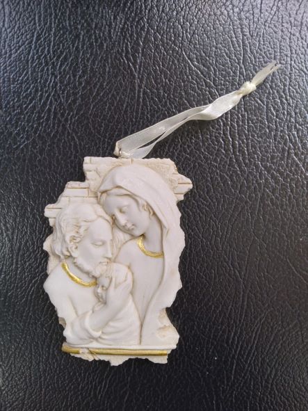 PLAQUE HANG.HOLY FAMILY 9CM 12/BOX FSO1931